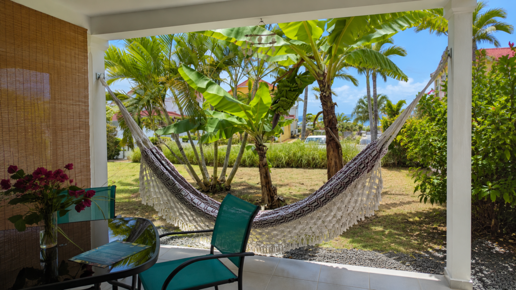 Location de vacances en Grande-Terre, Guadeloupe – terrasse et jardin tropical au Moule
